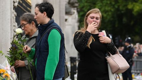 Pese a la lluvia y al mal tiempo, la gente no dud� en acercarse al palacio real para mostrar su pena por el fallecimiento de Isabel II.