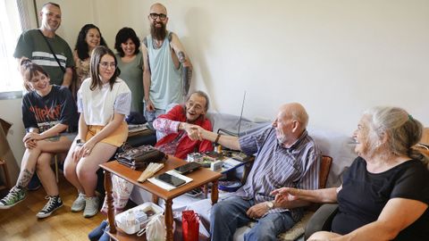 Rafa, de 81 a�os, y Miguel �ngel, de 78, se dan la mano en presencia de su familia tras haberse reencontrado en Vilagarc�a despu�s de 48 a�os sin verse