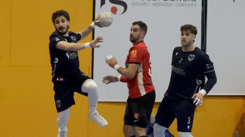 Rubén Sánchez, con el balón en el encuentro ante el Sevilla de la presente campaña.