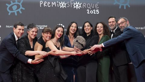 Parte del equipo de �Los domingos� posa con su premio a Mejor largometraje de ficci�n