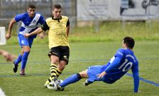 Ant�n Lest�n, con el bal�n, entre los locales del Cee Aitor y Jose Carlos �Llanero�. 