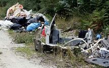 En primer plano, el chasis de un peque�o veh�culo tirado en un vertedero incontrolado