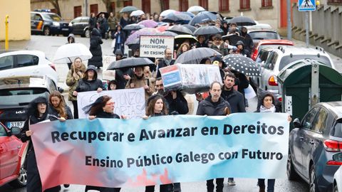 Marcha f�nebre por la educaci�n p�blica en Ferrol.