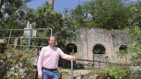 El portavoz municipal del BNG en Caldas, Manuel Faria, en la finca de Segade