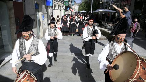 Una comitiva mucho m�s escueta que de costrumbre se traslad� hasta el parque Rosalia de Castro para realizar la tradicional ofrenda floral a la escritora gallega
