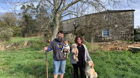 Daviz�n D�az y Pilar Casals delante de la casa que est�n restaurando en Irixoa