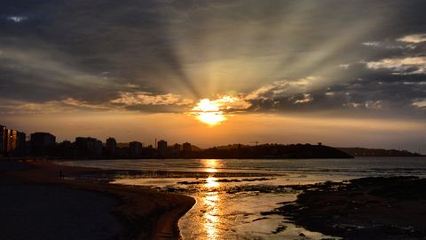 Fen�meno �ptico de los rayos crepusculares. Atardecer desde el puente del piles, Paseo del muro de San Lorenzo, Gij�n