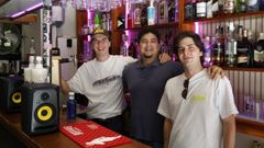 Alejandro Arias, Andr�s S�nchez y Pablo Arias posan en el interior del bar Aquelarre.