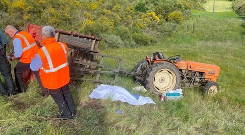 El tractor pudo dar varias vueltas de campana