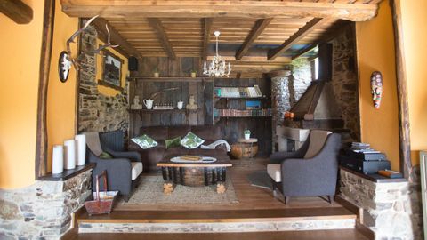 Una de las casas de Fernández, hecha de madera