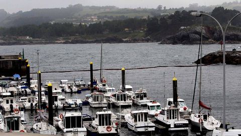 Barrera de contenci�n situada en los accesos al puerto de Candas.