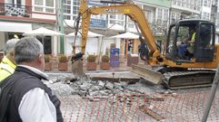 La maquinaria comenz� a levantar a media ma�ana los adoquines en la plaza del Callao.