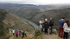 Visitantes en el mirador de Pena do Castelo, en Sober ?en una imagen de archivo?, que es una de las paradas de una las rutas en las que actuar� el plan del paisaje de la Ribeira Sacra