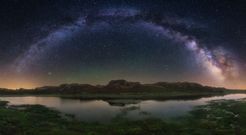 <span lang= es-es >El firmamento desde A Veiga (Ourense)</span>. El fot�grafo palentino afincado en Carballo Carlos F. Turienzo ya logr� un importante premio con una panor�mica del firmamento desde Nariga (Malpica) y ahora aspira a repetir �xito con esta imagen realizada en el municipio ourensano de A Veiga. Ser� el 21 de abril y en Londres cuando se sepa si es el ganador de un Sony World Photo Awards. 