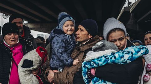 Civiles que intentan huir de la ciudad asediada por Rusia