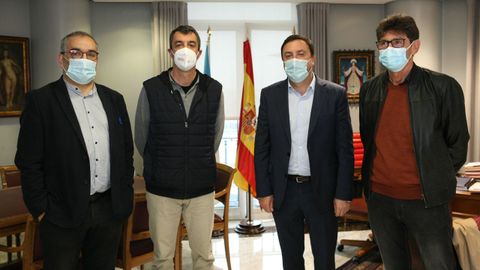 El presidente de la Deputaci�n da Coru�a, Valent�n Gonz�lez, y los diputados Xos� Luis Penas y Jos� Manuel Peque�o (alcalde de Dumbr�a) se reunieron ayer, en la jornada previa a la etapa en O �zaro, con el director general de Unipublic, Javier Guill�n