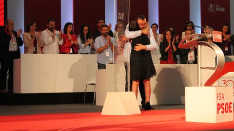 Adri�n Barb�n abraza a Adriana Lastra