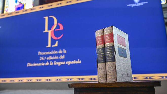 La 24�. edici�n del  Diccionario de la lengua espa�ola  est� formada por dos tomos publicados por la editorial Espasa