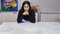 Alba Rodr�guez muestra algunos de los 403 contratos que ha firmado con el Sergas en 12 a�os de trabajo