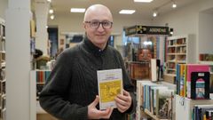 O escritor de orixe rioxana F�lix Caballero, posando co seu ensaio.