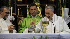El p�rroco, Manuel Grandal G�mez (derecha), junto al obispo, Fernando Garc�a Cadi�ano