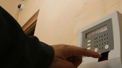 Modelo de fichaje de trabajadores que implant� el Concello de Lugo hace veinte a�os, con c�mara de vigilancia incluida