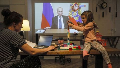 Natalia y su hija observan el discurso a la naci�n del presidente Vladimir Putin en su casa de Domodedovo, regi�n de Mosc�