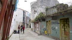 Vista de la calle Carmen Curuxeiras, epicentro del deterioro de Ferrol Vello, pero donde se han rehabilitado algunos edificios y otros est�n en proyecto.