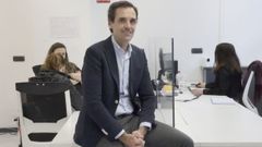 vivienda.Jacobo Hortas atende coas t�cnicas Patricia e Bel�n as consultas que se reciben na Oficina Municipal de Vivenda, no Paseo de Ronda. Un servizo posto en marcha para atender d�bidas e preguntas dos inquilinos na cidade