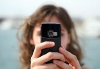 Mujer mirando el m�vil
