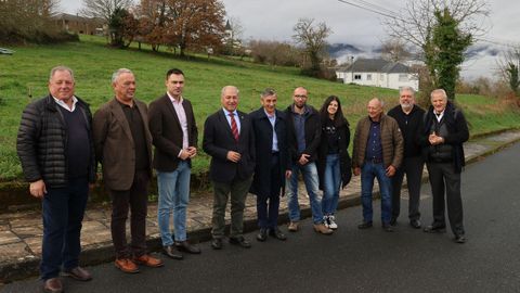 El presidente de la Diputación de Lugo, José Tomé, con diputados y alcaldes socialistas en la parcela donde se construirá la residencia de Cervantes