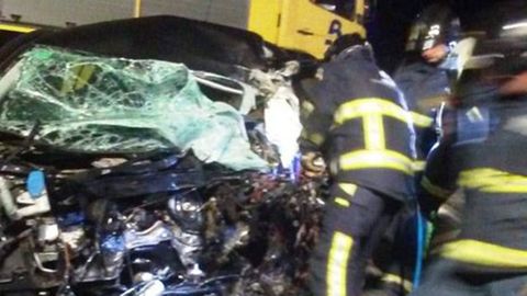 Estado en el que qued� uno de los veh�culos siniestrados en el accidente provocado por un kamikaze en la Y