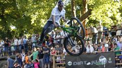 Las bicicletas toman la calle y el cielo en Sarria
