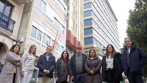 N��ez y P�rez (en el centro), en un momento de la visita a la capital barbanzana.