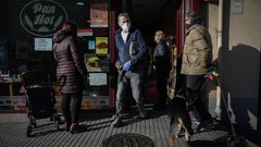 Gente comprando con mascarillas esta ma�ana