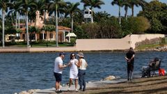 Personas pescando cerca del complejo del presidente Trump Mar-a-Lago, en Palm Beach (Florida).
