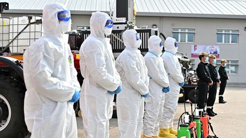 Integrantes de la Unidad Militar de Emergencias trabajan en Torrej�n de Ardoz