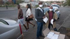 Reparto de mascarillas en Durban, Sud�frica