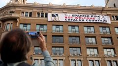 Un grupo de independentistas ha colgado una pancarta en contra del rey en la fachada de un edificio de la plaza de Catalu�a de Barcelona, donde se va a celebrar el acto central en recuerdo de las v�ctimas de los atentados del 17A. 