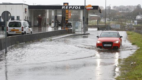 Agua embalsada en las carreteras por las intensas lluvias en Lugo