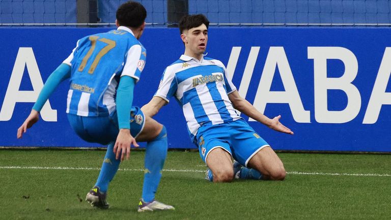 Iker Gil y Nico Balb�s (de espaldas) celebran el gol del 2-1 ante el Rayo.
