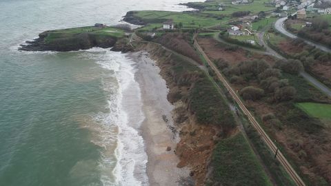En la imagen se aprecia un gran desprendimiento en el talud localizado en la mitad de la playa, en una zona junto al paseo que a su vez est� pr�ximo a la v�a f�rrea