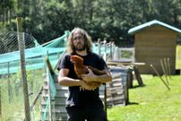 Xos� Mar�a con una de sus gallinas ecol�gicas 
