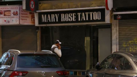 El taller de tatuajes Mary Rose Tattoo, en Alcalde Lens, fue okupado el pasado mes de mayo