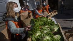 Miembros de Uni�ns Agrarias reparten lechugas gratis para protestar por su bajo precio