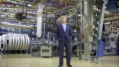 El presidente y editor de La Voz de Galicia, ante la rotativa, en 2016