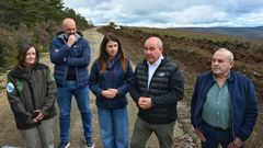 La conselleira G�mez, en el centro, junto con t�cnicos y cargos de Medio Rural, en Laza.