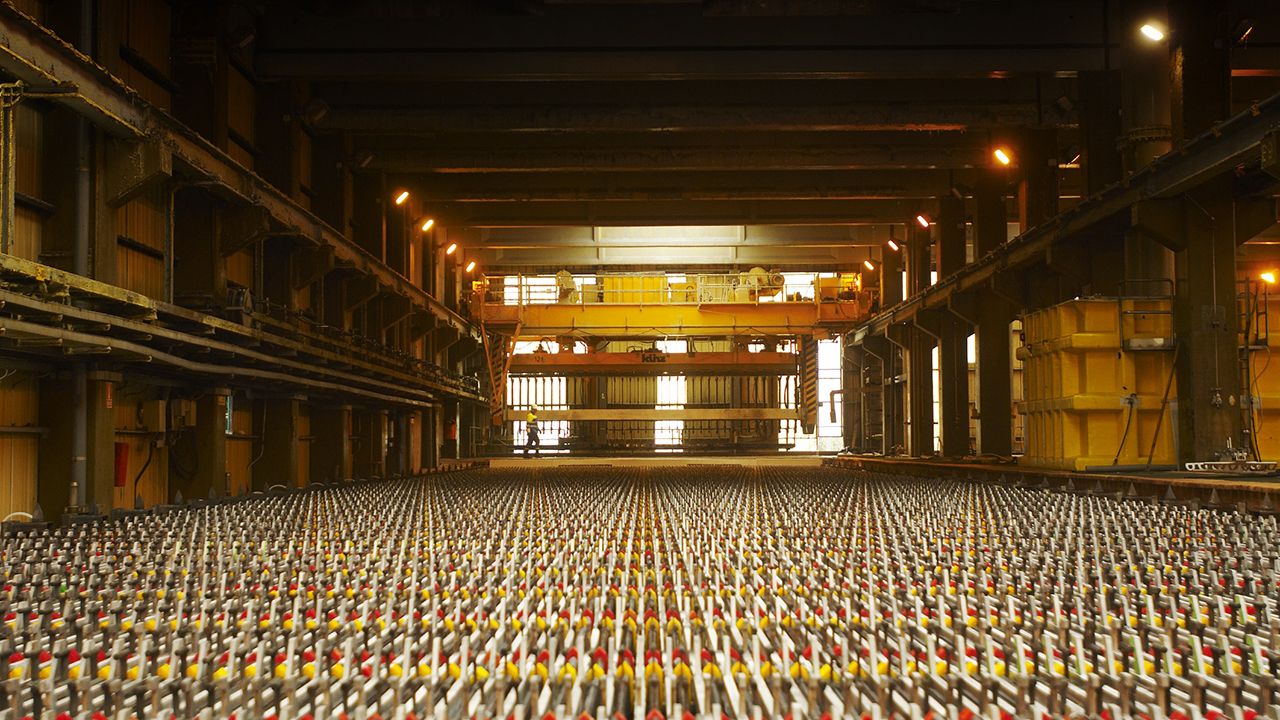 Asturiana de Zinc y ArcelorMittal, obligadas a frenar su actividad para evitar una caída del sistema eléctrico