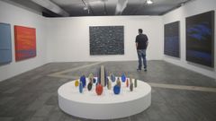 Un visitante, nunha das salas da exposicin que acolle o Museo Provincial de Lugo.