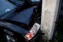 El coche choc� de frente contra el poste de la luz  